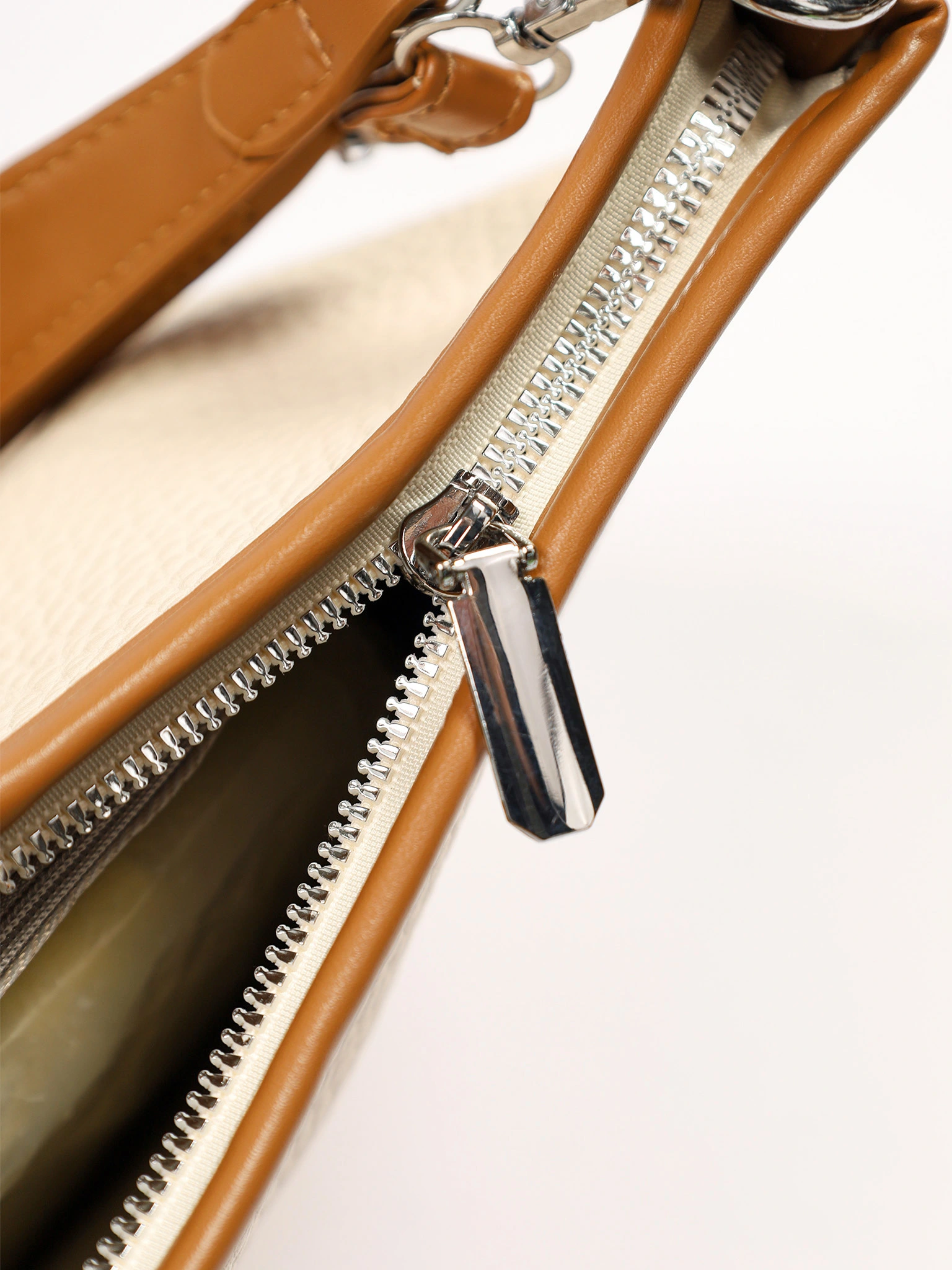 Сумка-кроссбоди  с декоративным брелком в ассортименте